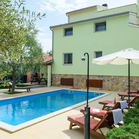 Stunning In Peruški