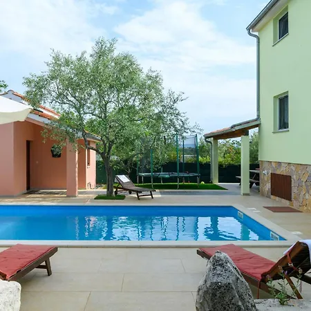Stunning In Peruški